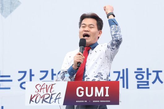 구미서 열린 탄핵 반대 집회 찾은 전한길 (구미=연합뉴스) 윤관식 기자 = 전한길 한국사 강사가 15일 경북 구미시 구미역 앞에서 열린 세이브코리아 주최 윤석열 대통령 탄핵 반대 집회인 국가비상기도회에서 발언하고 있다. 2025.3.15 psik@yna.co.kr (끝)