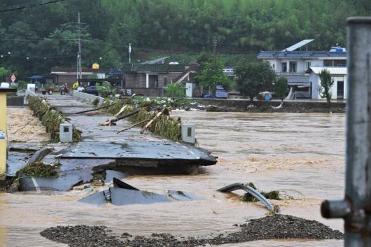 [의령=뉴시스] 차용현 기자 = 호우경보가 내려진 19일 오후 경남 의령군 대의면 신점마을 신정교 인근 제방이 무너져 하천수가 범람하고 있다. 2025.07.19.con@newsis.com /사진=뉴시스