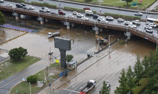 호우특보가 내려진 19일 울산 중구 태화강이 범람위기에 놓여 주차장이 전면 통제되고 있다. 뉴시스