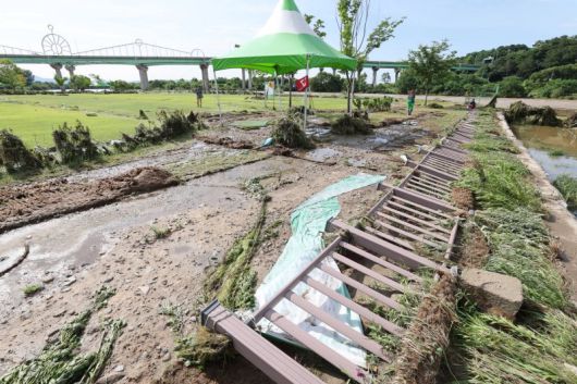 [광주=뉴시스] 18일 오후 광주 광산구 서봉파크골프장이 전날 내린 폭우에 떠밀려온 수풀로 어지럽혀져 있다. 광주지역에는 전날 하루동안 426㎜ 기록적 폭우가 내렸다. (사진 = 독자 제공)2025.07.18. photo@newsis.com /사진=뉴시스