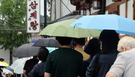 초복을 앞둔 지난 18일 서울 종로구의 한 삼계탕 전문점을 찾은 시민들이 줄을 지어 입장 순서를 기다리고 있다. 뉴스1