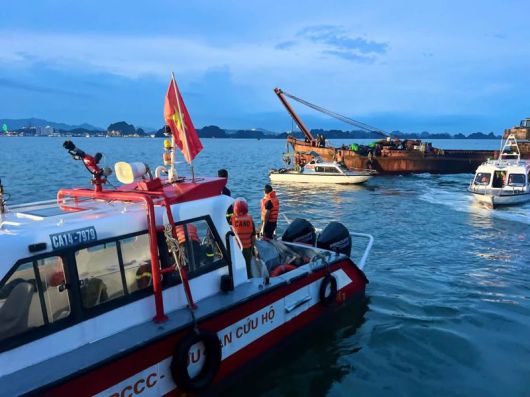 베트남 꽝닌성 당국이 19일 하롱베이 인근에서 전복한 유람선 수색작업을 하고 있다. 베트남 정부 페이스북 갈무리