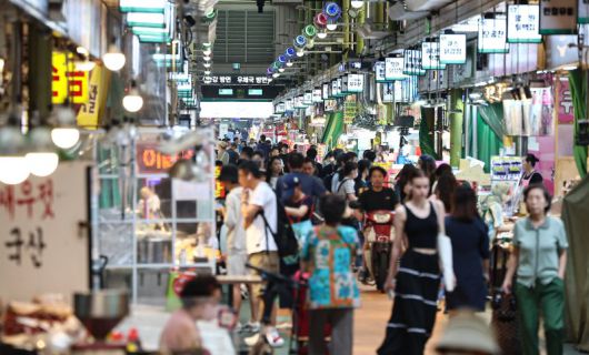 서울 마포구 망원시장에서 시민들이 장을 보고있다. 뉴스1 제공