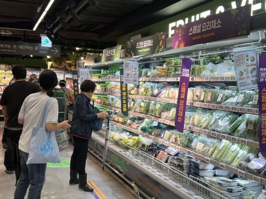 지난 18일 정부와 대형마트가 협력해 준비한 '여름 농축산물 할인 행사'에 참여한 이마트 신촌점의 채소 코너에서 고객들이 장을 보고 있다. 사진=김현지 기자                                      지난 18일 서울 은평구 롯데마트 그랑그로서리 은평점 매장 입구에 농산물 할인 행사를 알리는 현수막이 걸려 있다. 사진=김현지 기자