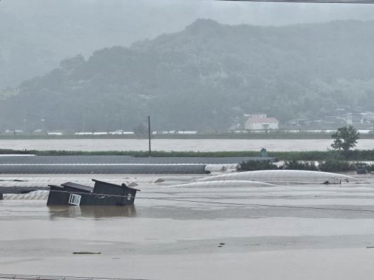 19일 경남 산청 생비량면 마을 일대가 집중호우로 인해 물에 잠겨있다. 뉴스1