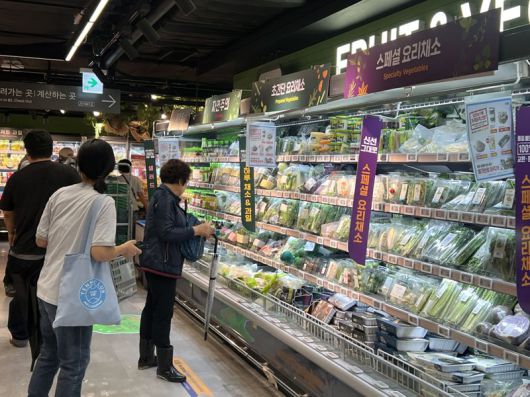 지난 18일 정부와 대형마트가 협력해 준비한 '여름 농축산물 할인 행사'에 참여한 이마트 신촌점의 채소 코너에서 고객들이 장을 보고 있다. 사진=김현지 기자