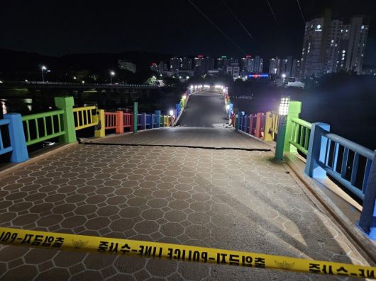 울산 남구 삼호동과 중구 태화동을 잇는 옛 삼호교 교각 일부가 유실되면서 교량 상판이 내려앉아 있다. 연합뉴스