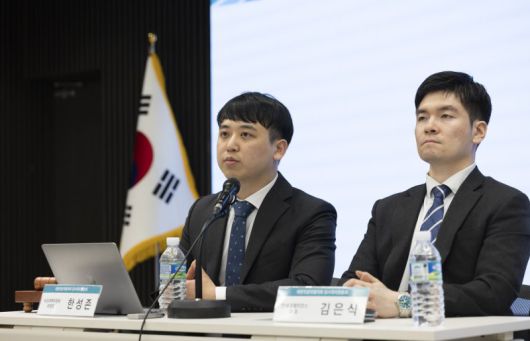 한성존 대한전공의협의회 비상대책위원장(왼쪽)이 지난 19일 서울 용산구 대한의사협회 대강당에서 열린 대한전공의협의회 임시대의원총회에서 모두발언을 하고 있다. 사진=뉴시스