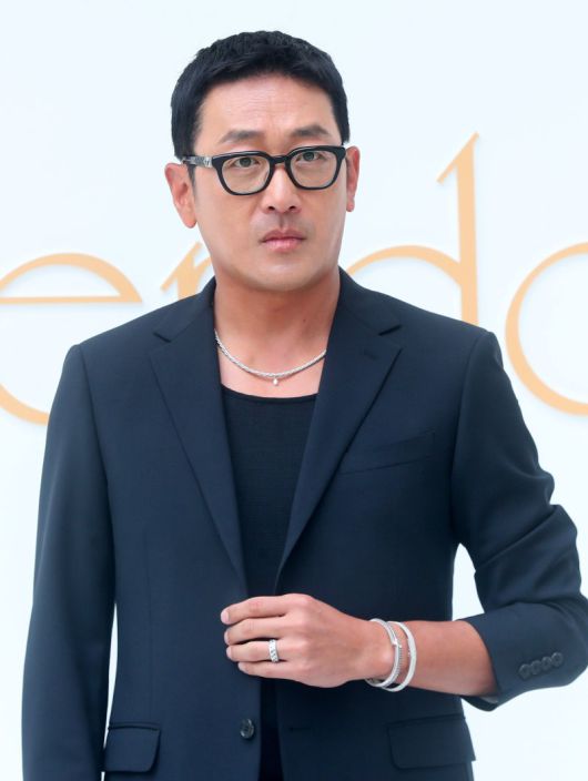 [서울=뉴시스] 김혜진 기자 = 배우 하정우가 26일 오전 서울 강남구 갤러리아 백화점에서 열린 주얼리 브랜드 벨렌도르프 갤러리아 부티크 오픈 행사에서 포즈를 취하고 있다. 2025.06.26. jini@newsis.com <저작권자ⓒ 공감언론 뉴시스통신사. 무단전재-재배포 금지.> /사진=뉴시스화상