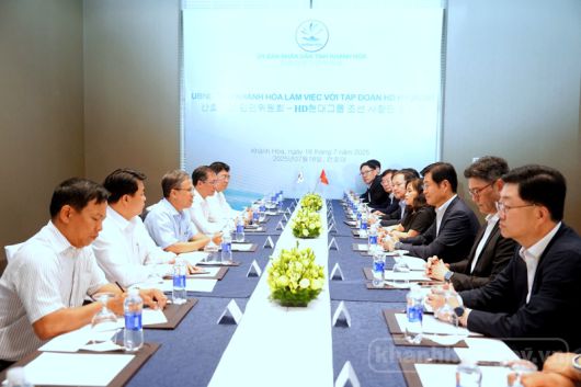 HD현대 대표단(오른쪽)과 칸호아성 관계자들이 베트남 현대 조선소 공장 확장 계획에 대해 논의하고 있다. 칸호아성 정부 제공