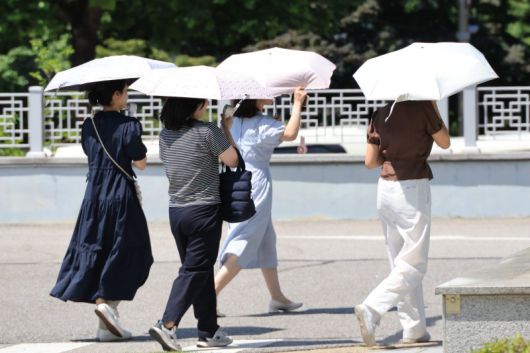 폭염이 이어진 지난 10일 서울 서초구에서 시민들이 내리쬐는 땡볕에 양산을 쓰고 걸어가고 있다. /사진=연합뉴스