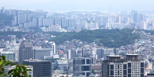 전용면적 60㎡ 이하의 소형 아파트 매매 가격이 올해 처음으로 40억원대에 진입한 것으로 나타난 20일 서울 남산 전망대에서 바라본 서울 곳곳이 아파트로 빼곡하다. 부동산 시장 전문가들은 수도권 주택 구입에 주택담보대출 상한을 6억원으로 묶는 내용 등을 담은 6·27대책의 영향으로 소형 아파트에 대한 실거주 수요가 더욱 증가하고, 가격도 상승할 것으로 전망했다. 연합뉴스