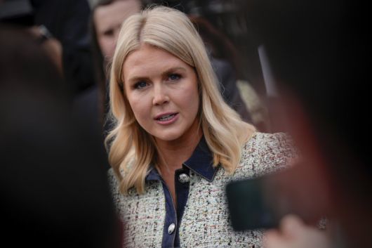 캐럴라인 레빗 백악관 대변인이 21일(현지 시간) 백악관 경내에서 취재진 질문에 답변하고 있다. 사진=뉴시스