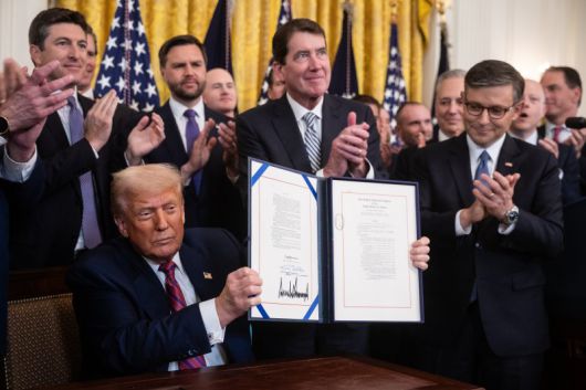 도널드 트럼프(왼쪽) 미국 대통령이 18일(현지시간) 워싱턴 백악관에서 공화당 의원들이 참석한 가운데 암호화폐 규제법인 이른바 지니어스법 서명식을 하고 있다. UPI 연합