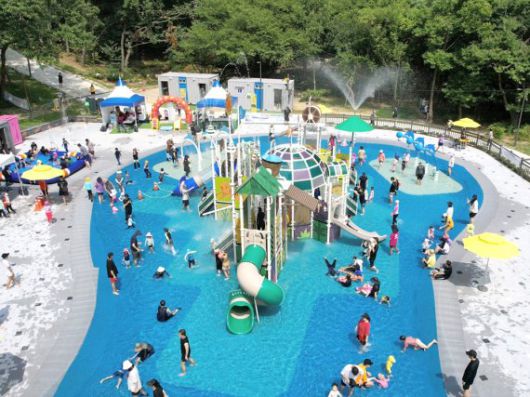 지난 12일 개장한 관악산공원 어린이 물놀이장에서 시민들이 피서를 즐기고 있다. 관악구 제공