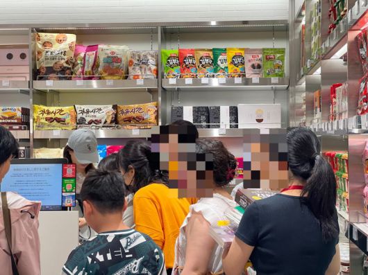 22일 서울 신세계면세점 명동점에서 중국인 관광객들이 우리나라 과자 등 식품류를 구매하고 있다. 사진=김현지 기자