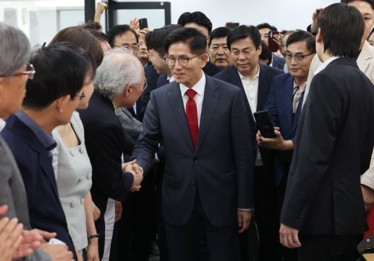 김문수(가운데)                                       안철수. 연합뉴스