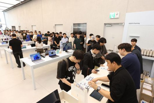 '갤럭시 Z 폴드7·Z 플립7' 사전 개통을 위해 삼성 강남을 방문한 고객 대기 행렬. 삼성전자 제공
