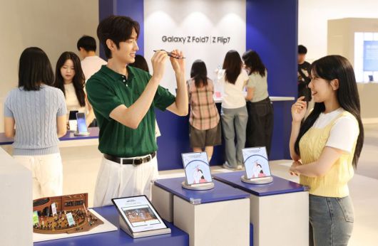 지난 12일 더현대 서울에 오픈한 '갤럭시 스튜디오'에서 방문객들이 '갤럭시 Z 폴드7'의 초슬림 두께를 체험하는 모습. 삼성전자 제공