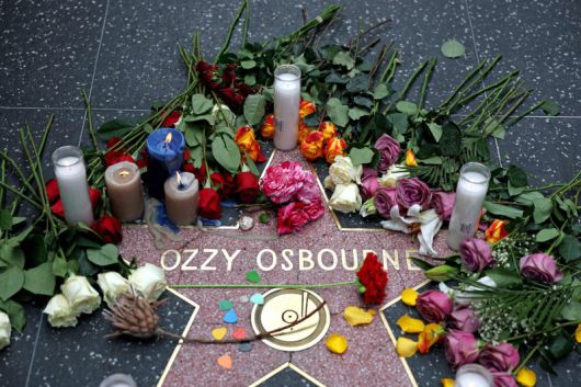 Flowers are left at a makeshift memorial at Ozzy Osbourne's Star on the Hollywood Walk of Fame on July 22, 2025, in Los Angeles. Osbourne, the legendary frontman of heavy metal group Black Sabbath, died on Tuesday at the age of 76, his family announced in a statement. "He was with his family and surrounded by love. We ask everyone to respect our family privacy at this time," the statement said. (Photo by Patrick T. Fallon / AFP) /사진=연합 지면외신화상