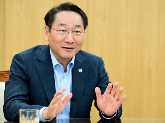 유정복 인천시장이 23일 인천시청 집무실에서 취임 3주년을 맞아 지난 3년간의 성과와 앞으로의 시정운영 방향에 대해 설명하고 있다. 유 시장은 '천원주택'과 '천원택배' 등 민생과 밀접한 정책들을 주요 성과로 꼽았다. 인천시 제공