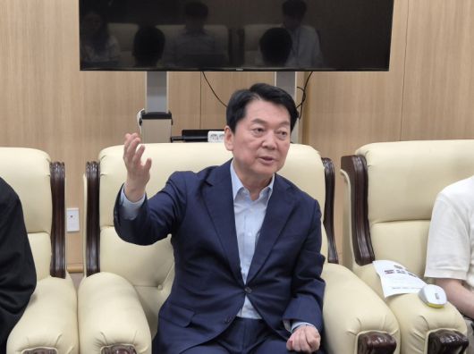 국민의힘 당권주자인 안철수 의원이 23일 경기도의회에서 기자들과 만나 대화하고 있다. 뉴시스