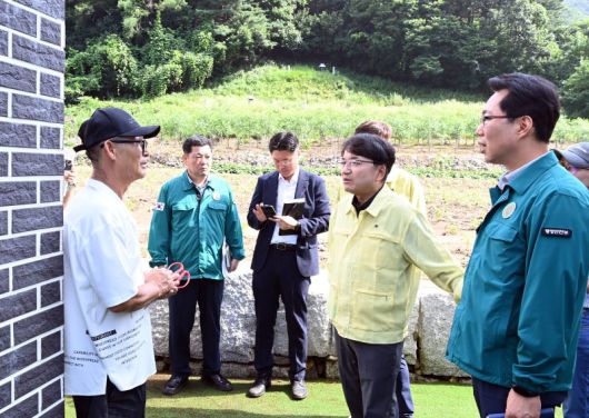 김광용 행정안전부 재난안전관리본부장이 24일 특별재난지역으로 선포된 경기 가평군 호우 피해 현장을 찾아 복구 작업에 참여한 인력과 자원봉사자들을 만나 노고에 감사를 전하고 있다. 뉴스1