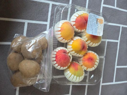 폭우 속 선행에 돌아온 복숭아와 감자. /사진=보배드림, 뉴시스