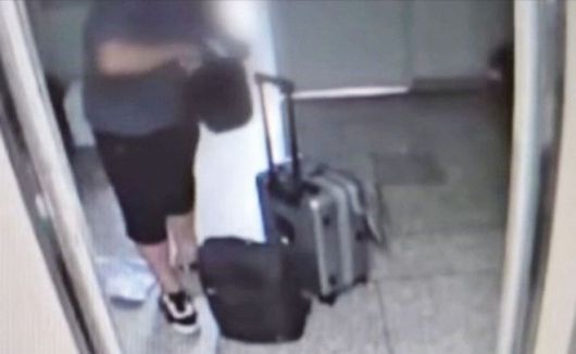 지난 20일 인천 연수구 송도동에서 사제 총기로 아들을 쏴 살해한 A씨가 범행 직전인 이날 오후 4시쯤 여행용 캐리어와 짐가방을 갖고 서울 도봉구 쌍문동 자택을 나서는 모습이 아파트 폐쇄회로(CC)TV에 포착됐다. 이후 A씨가 가방에서 금속류로 보이는 물체를 꺼내는 모습이 찍히기도 했다. 사진=YTN 캡처