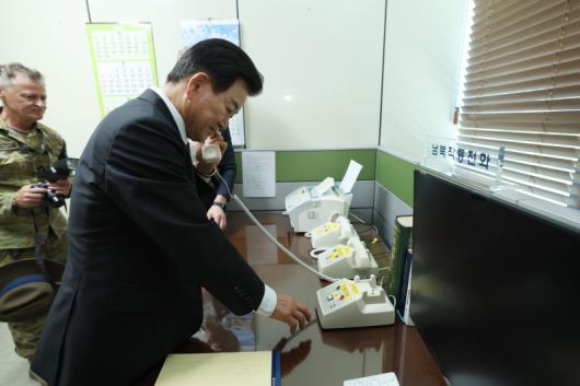 정동영 통일부 장관이 취임 첫날인 25일 경기 파주시 판문점을 찾아 남북직통전화를 점검하고 있다. 통일부 제공