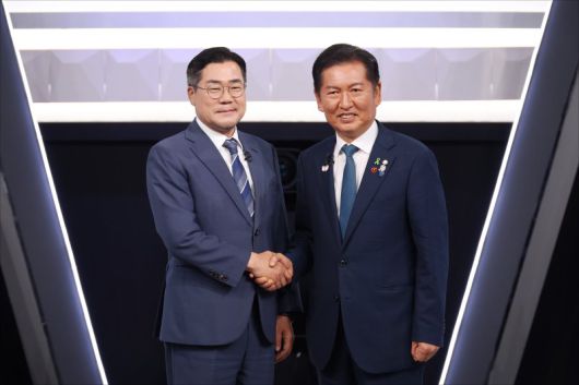 더불어민주당 박찬대·정청래 당 대표 후보(왼쪽부터)가 27일 서울 여의도 KBS 신관 공개홀에서 열린 TV토론회 시작에 앞서 악수를 하며 포즈를 취하고 있다. 연합뉴스