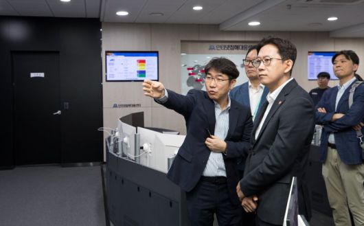 배경훈 과학기술정보통신부 장관(앞줄 오른쪽)이 27일 오후 서울 송파구 한국인터넷진흥원 인터넷침해대응센터를 방문해 사이버 위협에 대한 대응체계를 점검하고 있다. 과기정통부 제공