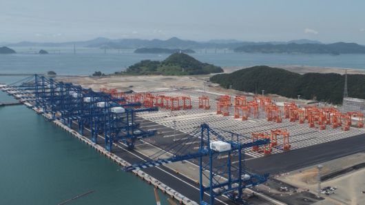 지난해 4월 부산 신항 2-5단계 7부두에 문을 연 국내 최초의 완전 자동화 터미널 부산항만공사 제공