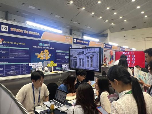 26일 베트남 하노이시 꺼우저이 체육관에서 개최된 '2025 베트남 하노이 한국유학박람회'에 참여한 숭실대학교 부스에 학생들이 상담을 위해 줄을 서고 있다. 사진=김준석 특파원