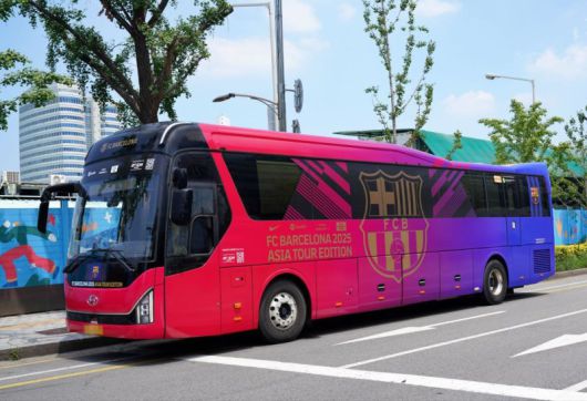 BBQ가 FC바르셀로나의 서울 방문을 앞두고 선수단을 위한 전용 프리미엄 버스를 공개했다.BBQ 제공
