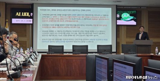 28일 서울 여의도 국회의원회관에서 열린 ‘AI 시대, 한국형 기본법의 길을 묻다: 진흥과 규제의 균형을 위한 정책 토론회’에서 박상철 서울대 법학전문대학원 교수가 발제하고 있다. 사진=박성현 기자