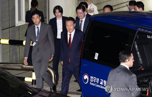 윤석열 전 대통령이 지난 9일 서울 서초구 서울중앙지법에서 열린 직권남용 등 혐의 영장실질심사를 마친 뒤 대기 장소인 서울구치소로 이동하기 위해 법원을 나서고 있다./사진=연합뉴스