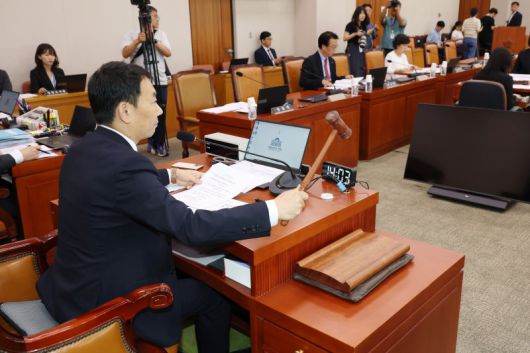 28일 오후 서울 여의도 국회에서 열린 법제사법위원회의 제3차 법안심사제1소위원회에서 김용민 소위원장이 상법 일부개정법률안을 상정하고 있다. 뉴스1