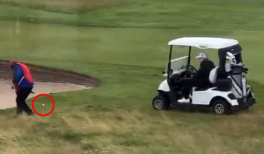 지난 26일 스코틀랜드 턴베리에서 도널드 트럼프 미국 대통령이 본인 소유 골프장에서 골프를 즐기던 중 '부정 골프'를 치는 장면이 카메라에 포착됐다. 캐디가 트럼프 앞으로 다가 오더니 벙커 밖 잔디에 공 하나를 툭 떨어트리고 가는 모습. /사진=X, 데일리메일