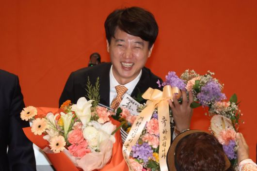 개혁신당 당대표로 선출된 이준석 의원이 27일 오후 서울 여의도 국회에서 열린 당대표 및 최고위원 선출 위한 제2차 전당대회에서 꽃다발을 전달받고 있다. /사진=뉴스1