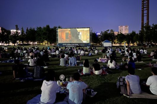 지난해 8월 부산시민공원 잔디광장에서 열린 '2024 부산시민공원 잔디밭영화제' 현장. 부산시설공단 제공