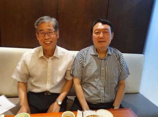 '윤석열 멘토'로 알려진 신평(왼쪽) 변호사가 공정세상연구소 이사장이던 지난 2021년 7월 자신의 페이스북에 당시 국민의힘 대선 후보인 윤석열 전 대통령 지지를 밝히며 올린 사진. /사진=신평 변호사 페이스북