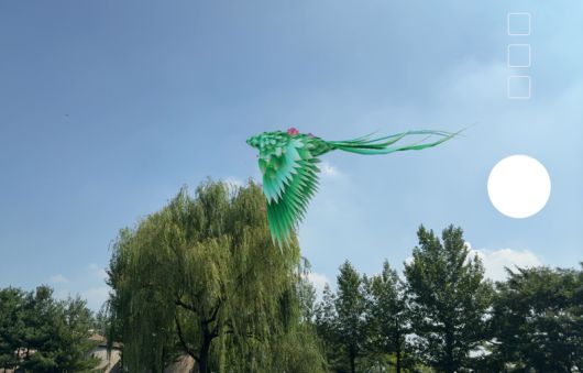 서울 영등포구 선유도 공원에 설치된 공공미술 '선유동화'에서 핸드폰을 통해 증강현실이 보여지고 있다. /사진=이창훈 기자