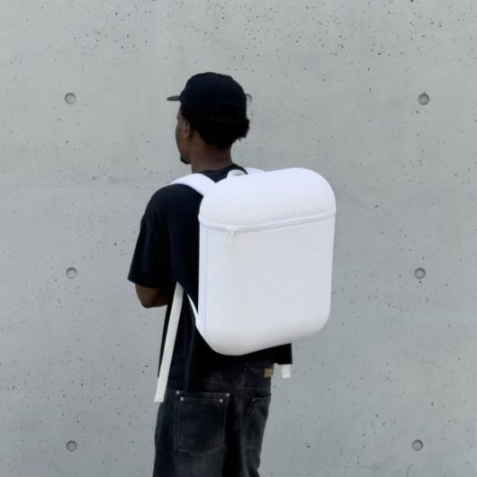 애플의 무선 이어폰 '에어팟'을 닮은 가방이 출시되자마자 완판되는 등 온라인에서 화제를 모았다. /사진=브레이브스트 스튜디오 홈페이지, 뉴시스