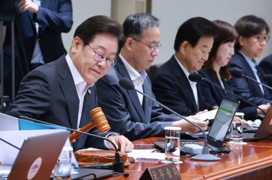 [서울=뉴시스] 최동준 기자 = 이재명 대통령이 29일 서울 용산 대통령실 청사에서 열린 국무회의에서 의사봉을 두드리며 개회 선언을 하고 있다. (대통령실통신사진기자단) 2025.07.29. photocdj@newsis.com <저작권자ⓒ 공감언론 뉴시스통신사. 무단전재-재배포 금지.> /사진=뉴시스화상