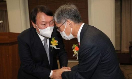 '윤석열 멘토'로 알려진 신평(오른쪽) 변호사가 공정세상연구소 이사장이던 지난 2021년 11월 프레스센터에서 열린 자신의 출판기념회를 찾은 당시 국민의힘 대선 후보인 윤석열 전 대통령과 인사를 나누는 모습. /사진=신평 변호사 페이스북