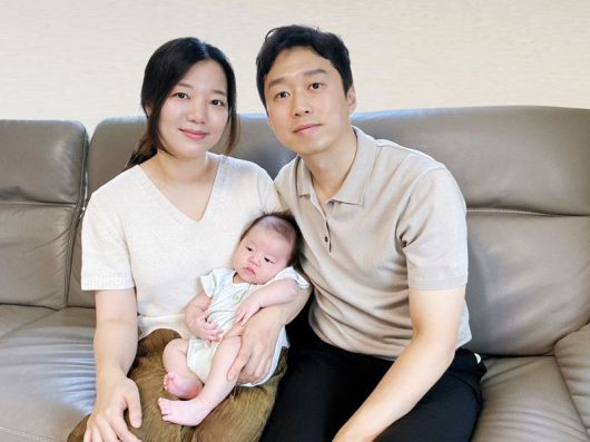 지난달 출산으로 100번째 육아동행지원금을 받은 원소라 아워홈 책임(왼쪽) 가족. 한화갤러리아 제공