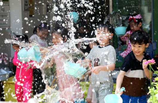 절기상 소서인 7일 광주 북구청직장어린이집 앞마당에서 아이들이 교사와 물총놀이를 하며 더위를 식히고 있다. (광주 북구 제공. 재판매 및 DB 금지) 2025.7.7/뉴스1 ⓒ News1 박지현 기자 /사진=뉴스1