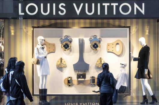 지난 4월 15일 서울 시내의 한 백화점 루이비통 매장 앞으로 시민이 지나가고 있다. 사진은 기사 본문과 무관함. /사진=뉴시스화상