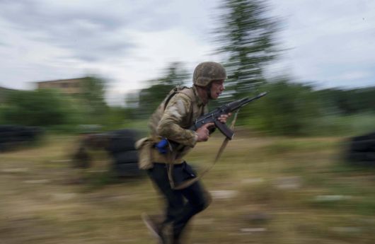 16일(현지시간) 우크라이나 키이우의 한 훈련장에서 우크라이나 제3 돌격여단 신병들이 훈련하고 있다. AP뉴시스